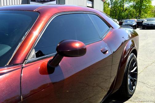 Photo 4 of 21 of 2017 Dodge Challenger R/T