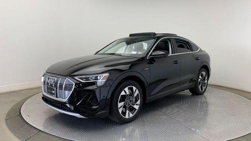 Photo 4 of 55 of 2022 Audi e-tron S line Premium