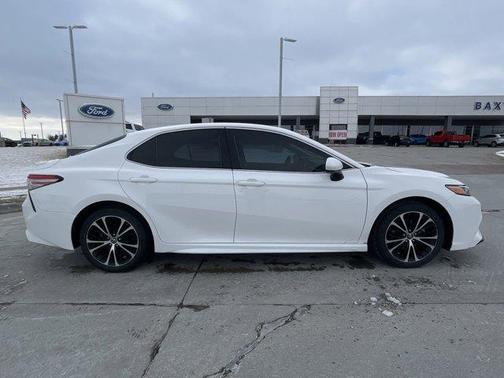 Photo 2 of 25 of 2018 Toyota Camry L