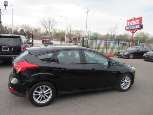 Photo 5 of 17 of 2017 Ford Focus SE