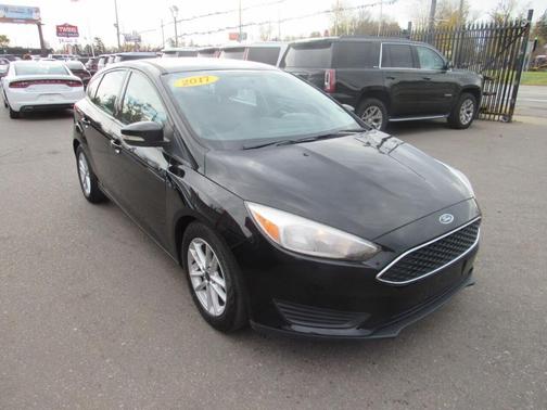 Photo 4 of 17 of 2017 Ford Focus SE