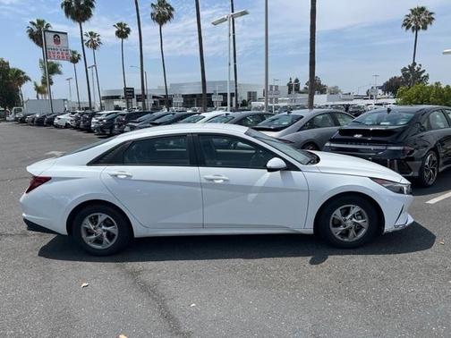 Photo 2 of 10 of 2021 Hyundai Elantra SE