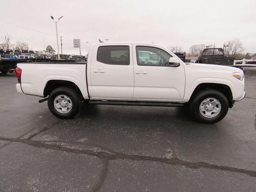 Photo 2 of 32 of 2022 Toyota Tacoma SR