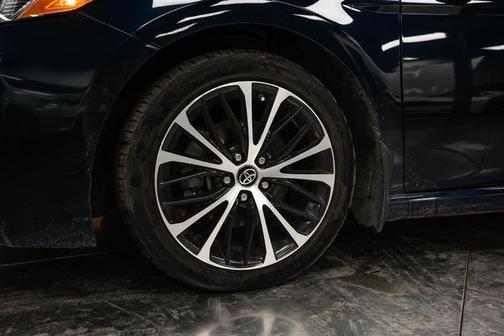 Photo 3 of 30 of 2019 Toyota Camry SE