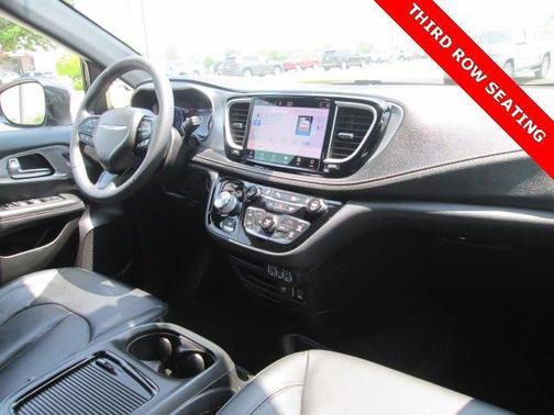 Photo 5 of 26 of 2022 Chrysler Pacifica Touring-L
