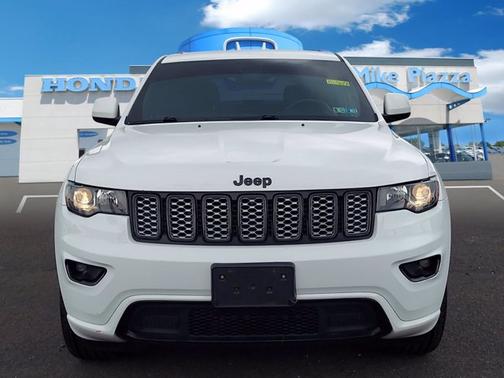 Photo 2 of 32 of 2018 Jeep Grand Cherokee Altitude