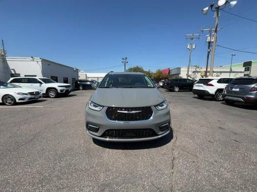 Photo 5 of 46 of 2022 Chrysler Pacifica Limited
