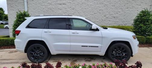 Photo 2 of 9 of 2018 Jeep Grand Cherokee Altitude