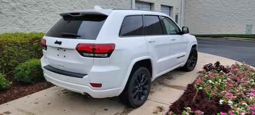 Photo 3 of 9 of 2018 Jeep Grand Cherokee Altitude