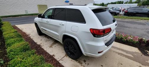 Photo 5 of 9 of 2018 Jeep Grand Cherokee Altitude
