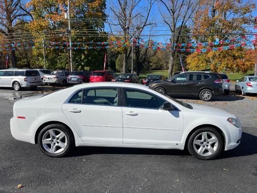Photo 4 of 33 of 2010 Chevrolet Malibu LS