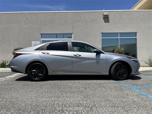 Photo 5 of 12 of 2021 Hyundai Elantra SEL