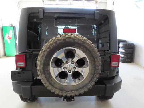 Photo 5 of 19 of 2017 Jeep Wrangler Unlimited Sahara