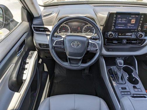 Photo 4 of 31 of 2022 Toyota Highlander XLE