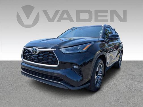 Photo 3 of 31 of 2022 Toyota Highlander XLE