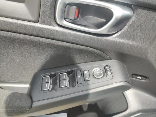 Photo 5 of 10 of 2023 Honda Civic Sport