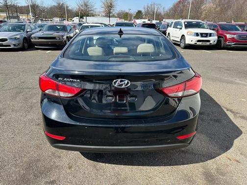 Photo 4 of 35 of 2016 Hyundai Elantra SE