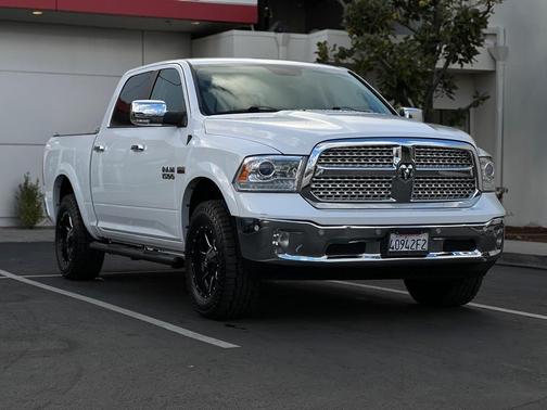 Photo 2 of 31 of 2017 RAM 1500 Laramie