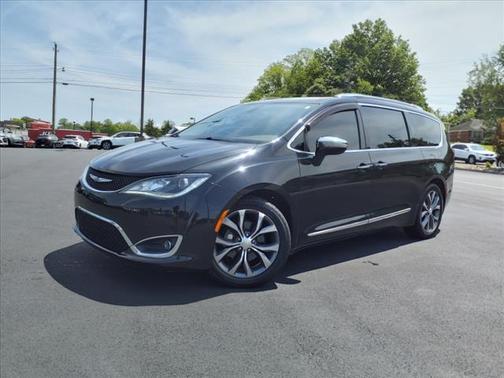 Photo 2 of 25 of 2017 Chrysler Pacifica Limited
