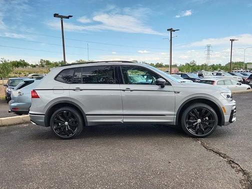 Photo 3 of 29 of 2020 Volkswagen Tiguan 2.0T SE R-Line Black
