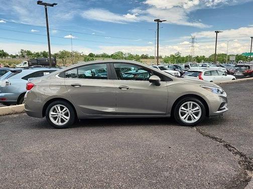 Photo 3 of 31 of 2018 Chevrolet Cruze LT
