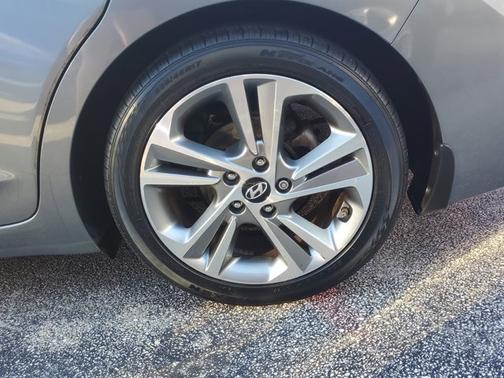 Photo 4 of 19 of 2017 Hyundai Elantra Limited