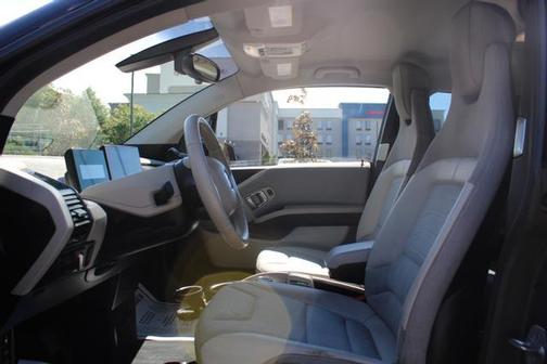 Photo 5 of 21 of 2016 BMW i3 Base w/Range Extender