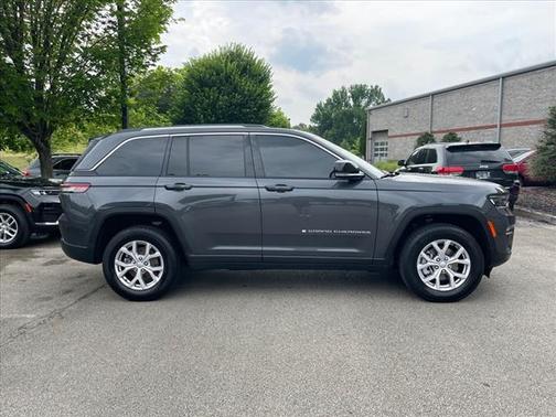 Photo 2 of 25 of 2022 Jeep Grand Cherokee Limited