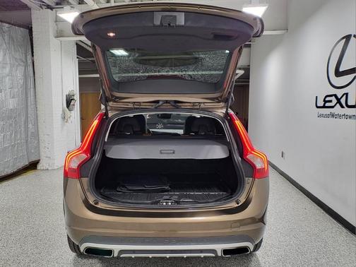 Photo 5 of 35 of 2016 Volvo V60 Cross Country T5