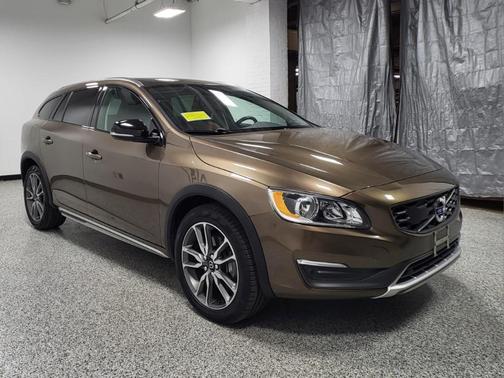 Photo 3 of 35 of 2016 Volvo V60 Cross Country T5