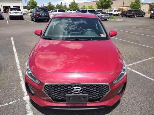 Photo 2 of 15 of 2018 Hyundai Elantra GT Base