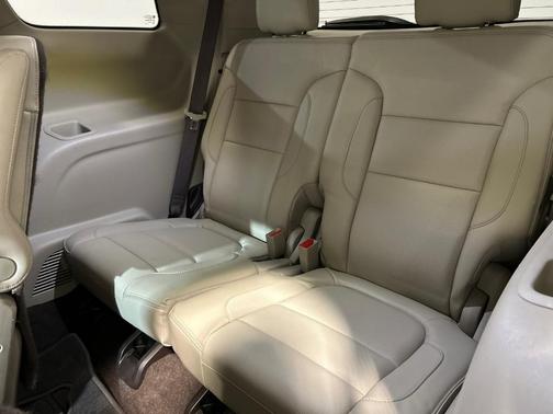Photo 5 of 53 of 2017 GMC Acadia Denali