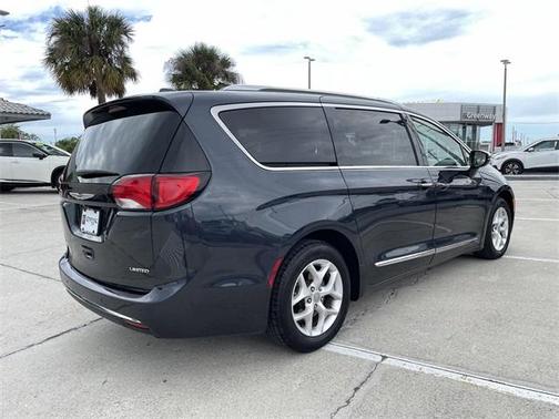 Photo 3 of 39 of 2020 Chrysler Pacifica Limited