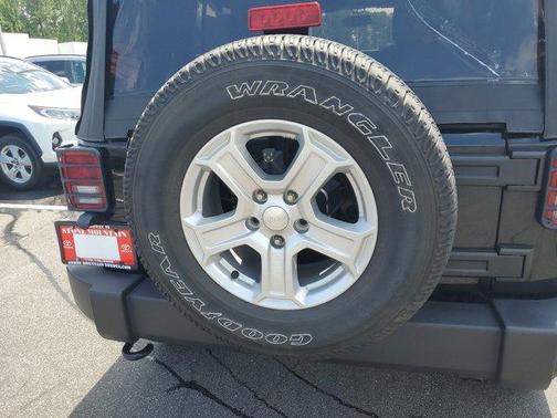 Photo 5 of 32 of 2017 Jeep Wrangler Unlimited Sport