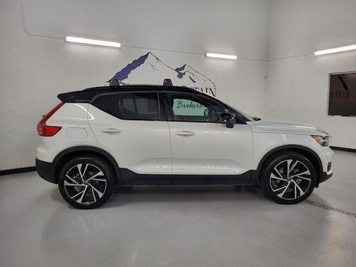 Photo 2 of 31 of 2021 Volvo XC40 T5 R-Design