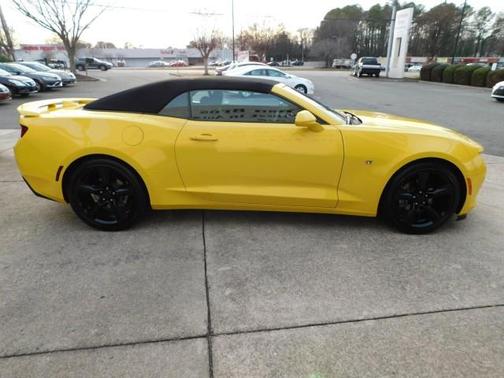 Photo 4 of 31 of 2017 Chevrolet Camaro 1LT