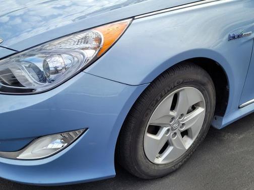Photo 4 of 21 of 2012 Hyundai Sonata Hybrid Base