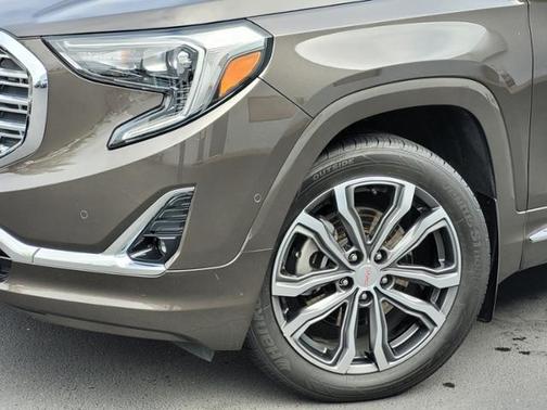 Photo 4 of 45 of 2020 GMC Terrain Denali