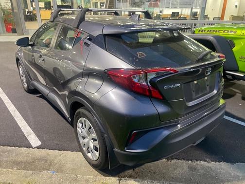 Photo 5 of 5 of 2020 Toyota C-HR LE