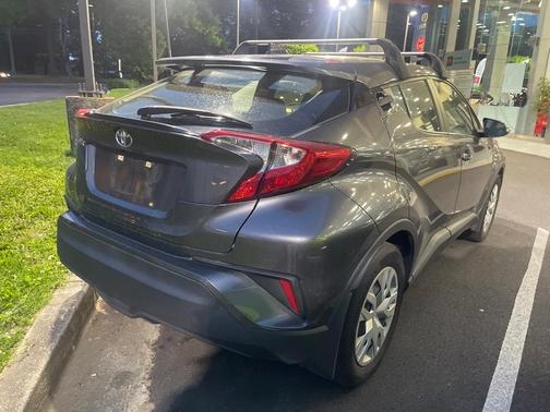 Photo 4 of 5 of 2020 Toyota C-HR LE