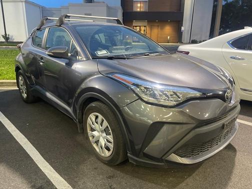 Photo 2 of 5 of 2020 Toyota C-HR LE