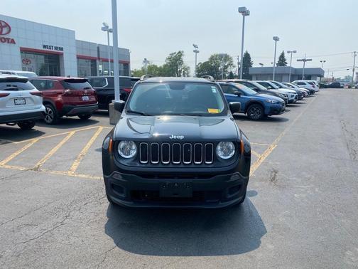 Photo 2 of 10 of 2017 Jeep Renegade Sport