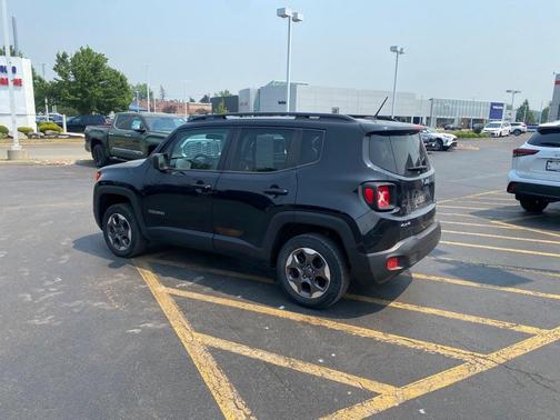 Photo 4 of 10 of 2017 Jeep Renegade Sport