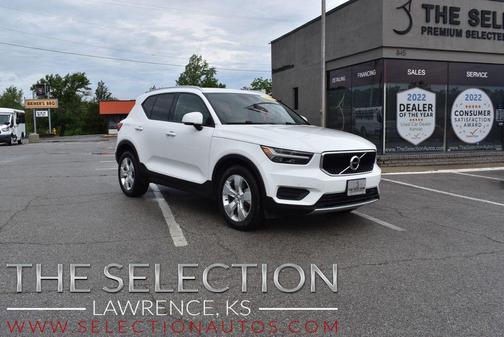 Photo 1 of 42 of 2020 Volvo XC40 T4 Momentum