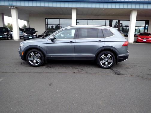 Photo 2 of 30 of 2018 Volkswagen Tiguan 2.0T SEL Premium