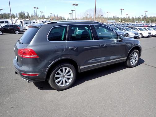 Photo 5 of 26 of 2011 Volkswagen Touareg VR6 Lux