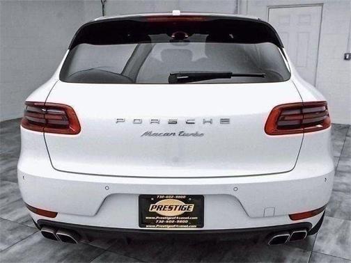 Photo 5 of 47 of 2015 Porsche Macan Turbo