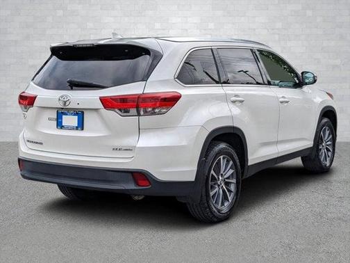 Photo 3 of 31 of 2019 Toyota Highlander XLE