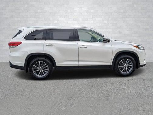 Photo 2 of 31 of 2019 Toyota Highlander XLE