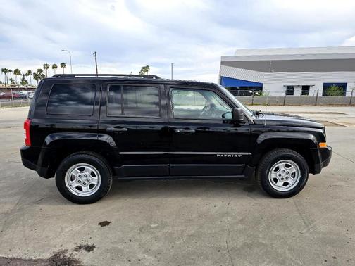 Photo 2 of 7 of 2016 Jeep Patriot Sport